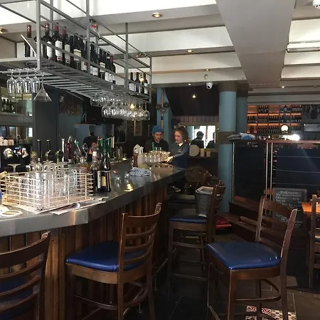 Quinlan & Cooke Boutique Townhouse And Qcs Seafood Restaurant Cahersiveen